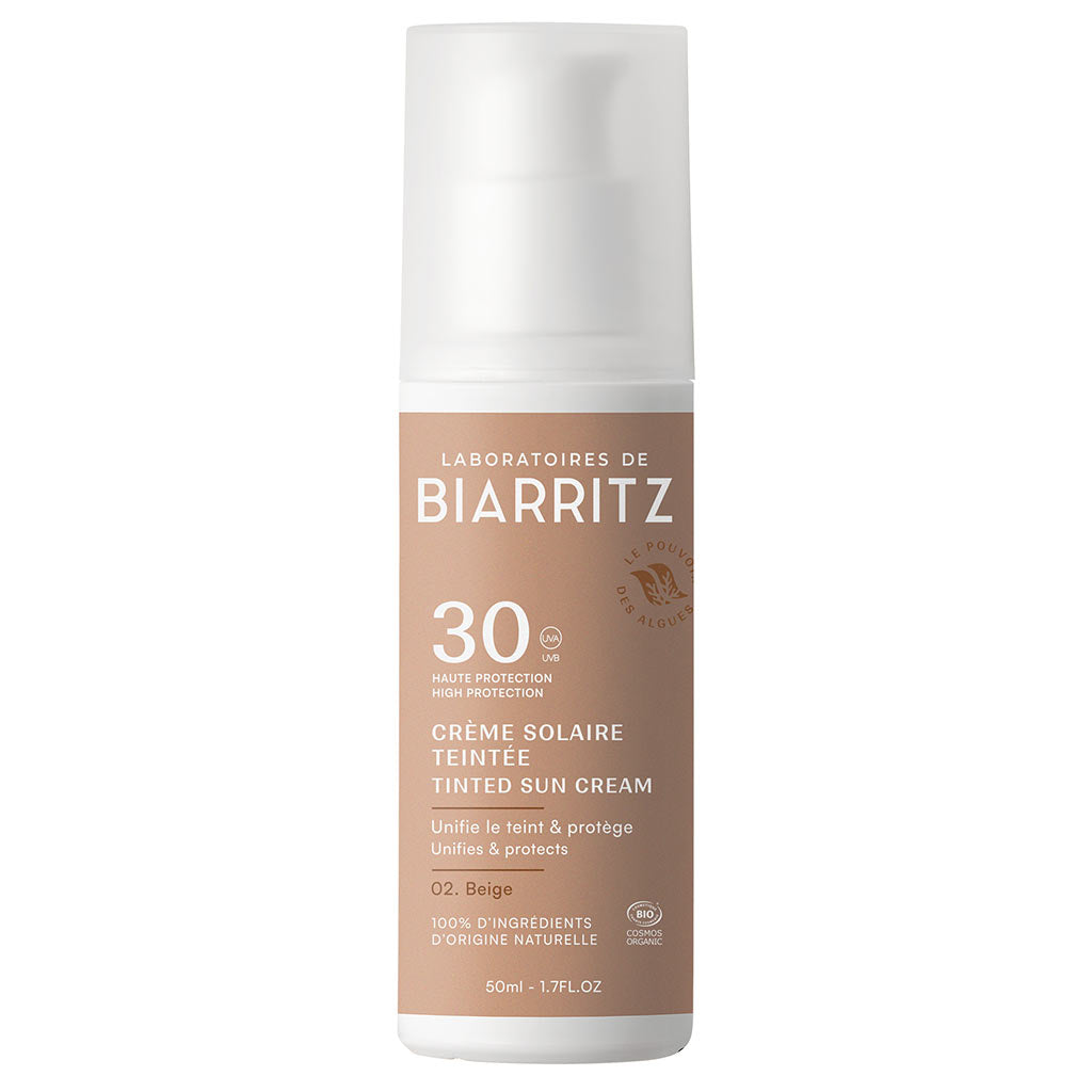 Laboratoires de Biarritz Tinted Sun Cream Sävytetty Aurinkovoide Kasvoille SPF30; pullo Laboratoires de Biarritz SPF 30 -sävytettyä aurinkovoidetta beigen sävyisenä, valkoinen korkki ja beige etiketti tuotetiedoin ranskaksi ja englanniksi; sylinterin muotoinen muovipullo mattapinnalla; etiketissä tuotenimi ja SPF-luokitus lihavoiduin otsikoin groteskikirjasimella; tausta valkoinen, ei käsiä tai ihmisiä, lähikuva keskitettynä tuotteeseen.