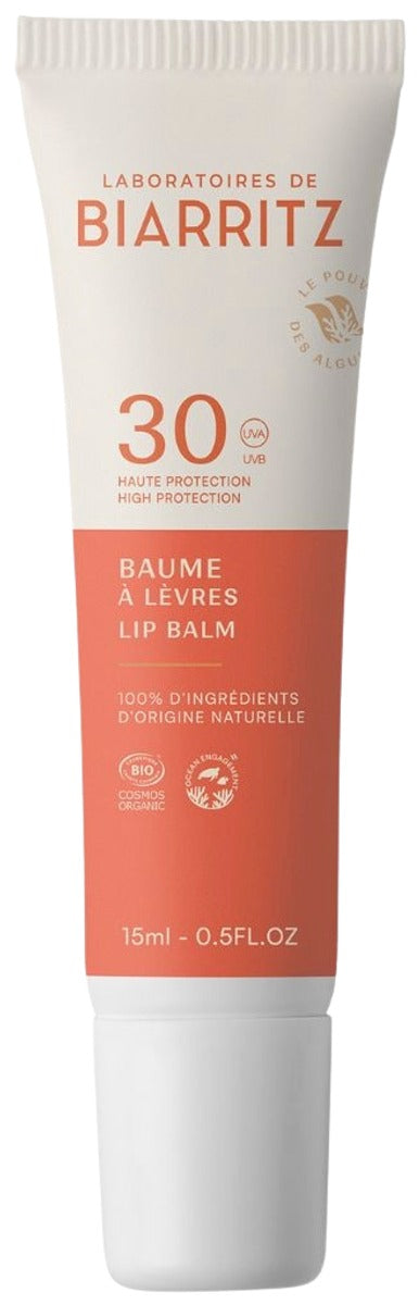 Laboratoires de Biarritz Lip Balm SPF30; tuubi Laboratoires de Biarritz SPF 30 -huulivoidetta; tuubi mattavalkoinen korallinoranssein tehostein ja tekstein; pakkaus lieriömäinen, muovinen ja puristeltava valkoisella korkilla; etiketissä ”SPF 30”, ”15ml (0.5 fl. oz)” ja brändinimi selkeällä groteskilla; tuote pystyssä tasaisella valkoisella taustalla lähikuvassa, ei ihmisiä tai käsiä.