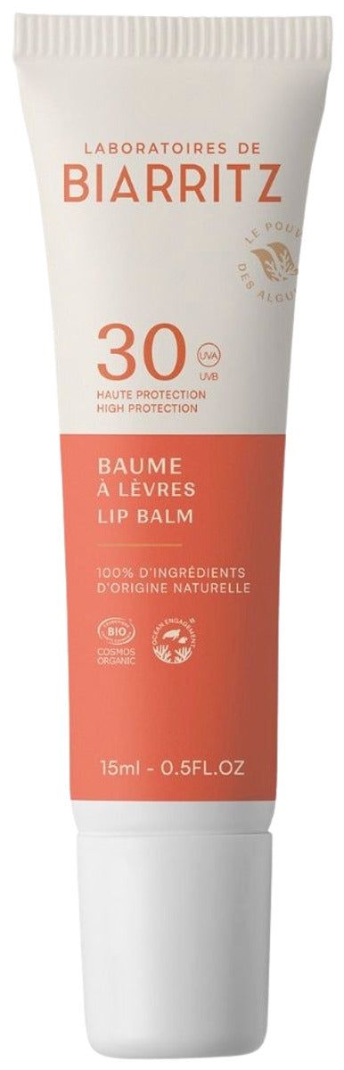 Laboratoires de Biarritz Lip Balm SPF30; tuubi Laboratoires de Biarritz SPF 30 -huulivoidetta; tuubi mattavalkoinen korallinoranssein tehostein ja tekstein; pakkaus lieriömäinen, muovinen ja puristeltava valkoisella korkilla; etiketissä ”SPF 30”, ”15ml (0.5 fl. oz)” ja brändinimi selkeällä groteskilla; tuote pystyssä tasaisella valkoisella taustalla lähikuvassa, ei ihmisiä tai käsiä.