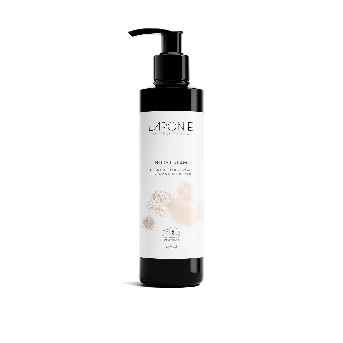 Musta pumppupullo, jossa lukee Laponie of Scandinavia Body Cream kuivalle ja herkälle iholle, minimalistinen valkoinen etiketti vaaleanbeigein abstraktein kuvioin; pullo mattapinnalla ja lieriömäinen; etiketissä groteskikirjasin; esiteltynä yhtenäisellä valkoisella taustalla; ei ihmisiä tai käsiä näkyvissä kuvassa.