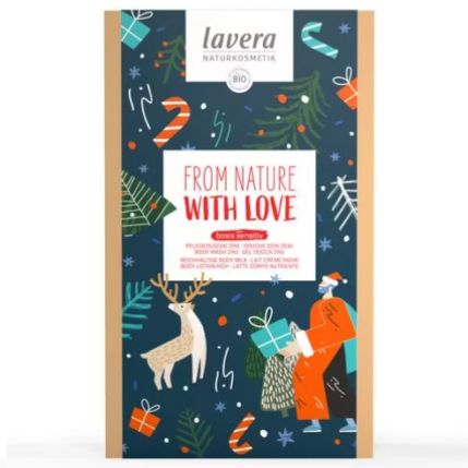 Lavera From Nature with Love Lahjapakkaus: juhlallinen pakkaus tekstillä "From Nature With Love", joulukuvituksia joulupukista, porosta, käärittyjä lahjoja, karkkikeppejä ja talvista lehdistöä; lavera-brändilogo yläosassa; suorakulmainen rasia mattapintaista kartonkia; valkoinen tausta monivärisin painatuksin; groteski- ja käsialakirjasinta käytetään tekstissä; studiokuva valkoista taustaa vasten ilman ihmisiä tai käsiä.