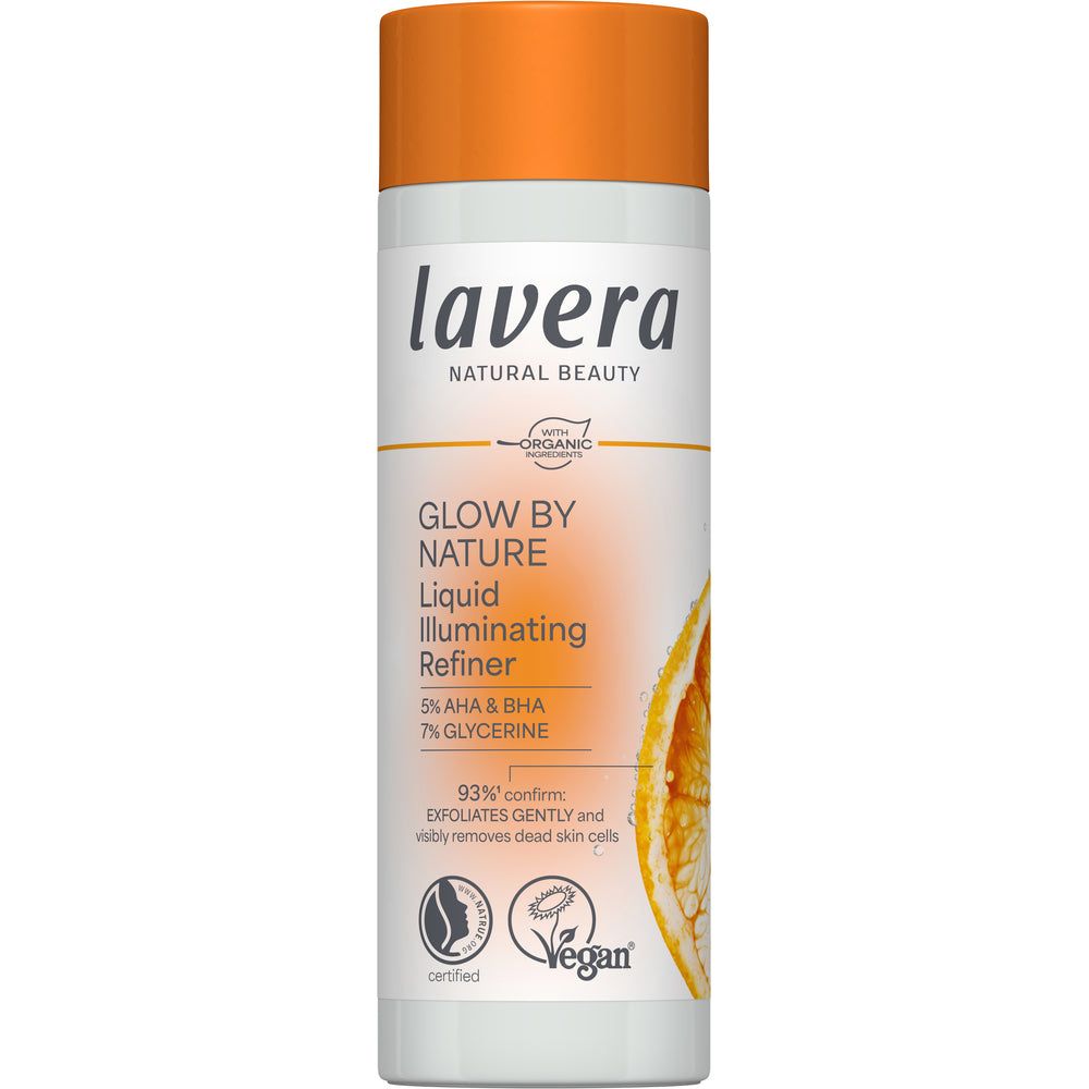 Lavera Glow By Nature Liquid Luminizer Refiner; pullo Lavera Glow By Nature Liquid Illuminating Refiner -kirkastavaa hoitotuotetta oranssilla korkilla, tuotetiedot ja osittainen appelsiiniviipalekuva etiketissä; sylinterin muotoinen muovipullo kiiltopinnalla; groteskikirjasin brändinimessä ja tuotetiedoissa; tuote sertifioitu vegaaniseksi ja luomuksi, muotoiltu korostamaan luonnollista hohtoa.