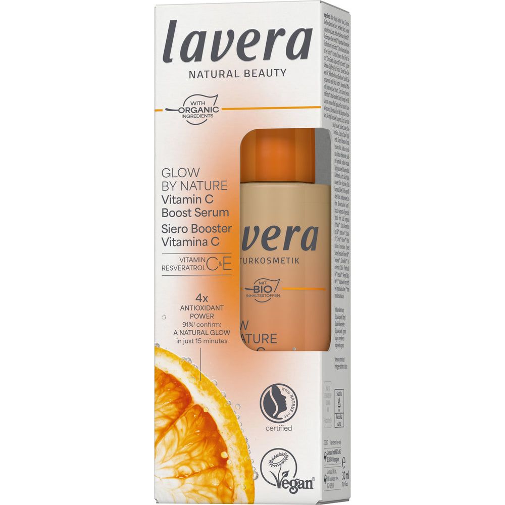 Lavera Glow By Nature Vitamin C Boost Serum; valkoinen rasia oranssein korostuksin sisältää Lavera Glow by Nature Vitamin C Boost Serum -seerumia, näyttää osan appelsiiniviipaleesta ja tuotepakkauksen kirkkaan ikkunan läpi; pakkaus korostaa luomu-, vegaani- ja sertifiointiominaisuuksia; rasia suorakulmainen mattapinnalla lihavoidulla groteskikirjasimella mustana ja oranssina; ei ihmisiä tai käsiä, vaalea tausta.