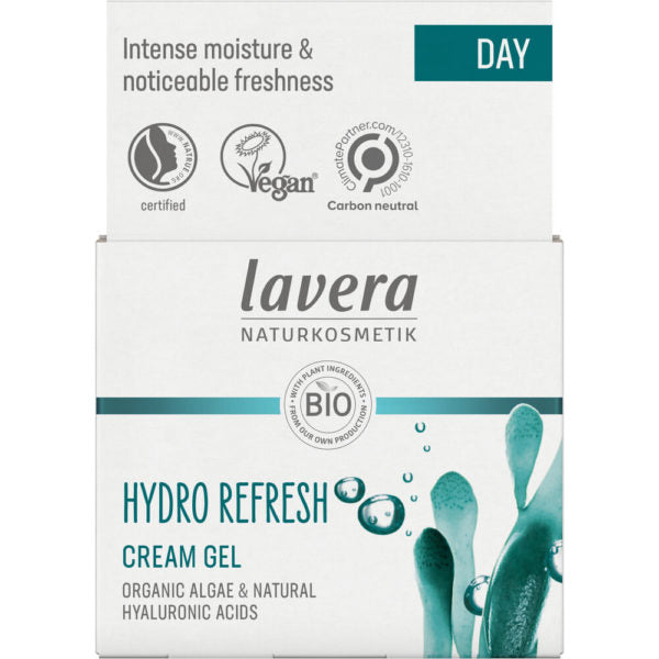 Lavera Hydro Refresh Cream Gel -pakkaus, suorakaiteen muotoinen ja pääosin valkoinen turkoosein ja sinisin yksityiskohdin, mattapinta; lihavoitu groteskikirjasin brändin nimelle ja päätekstille; etiketissä lukee intensiivinen kosteutus, huomattava raikkaus, vegaaninen, luomu, hiilineutraali, hyaluronihapot ja levä; tausta valkoinen, ei ihmisiä kuvassa.