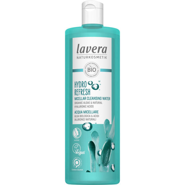 Turkoosi kiiltäväpintainen lieriömäinen muovipullo, jonka etiketissä lukee Lavera Hydro Refresh Micellar Cleansing Water luomulevällä ja hyaluronihapoilla; etiketissä tyylitellyt vesipisara- ja aaltokuvitukset sekä vegaani- ja luonnontuotekuvakkeet; päätypografia lihavoitua groteskia; tuote kuvattu valkoisella taustalla studiokuvana.