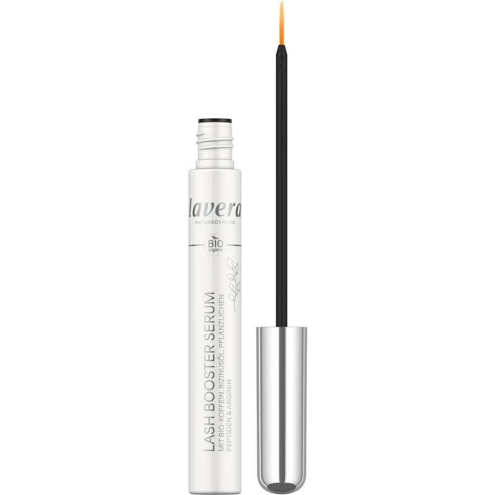 Lavera Lash Booster Serum; valkoinen Lavera Lash Booster Serum -tuubi hopeisella kiiltävällä sylinterin muotoisella korkilla irrotettuna, korkki kiinnittyy kapeaan applikaattoriharjaan oranssilla kärjellä; tuubissa musta groteskiteksti ”Lavera Lash Booster Serum” pystysuunnassa keskitettynä; tuote ja applikaattori valkoista taustaa vasten, ei ihmisiä tai käsiä kuvassa.