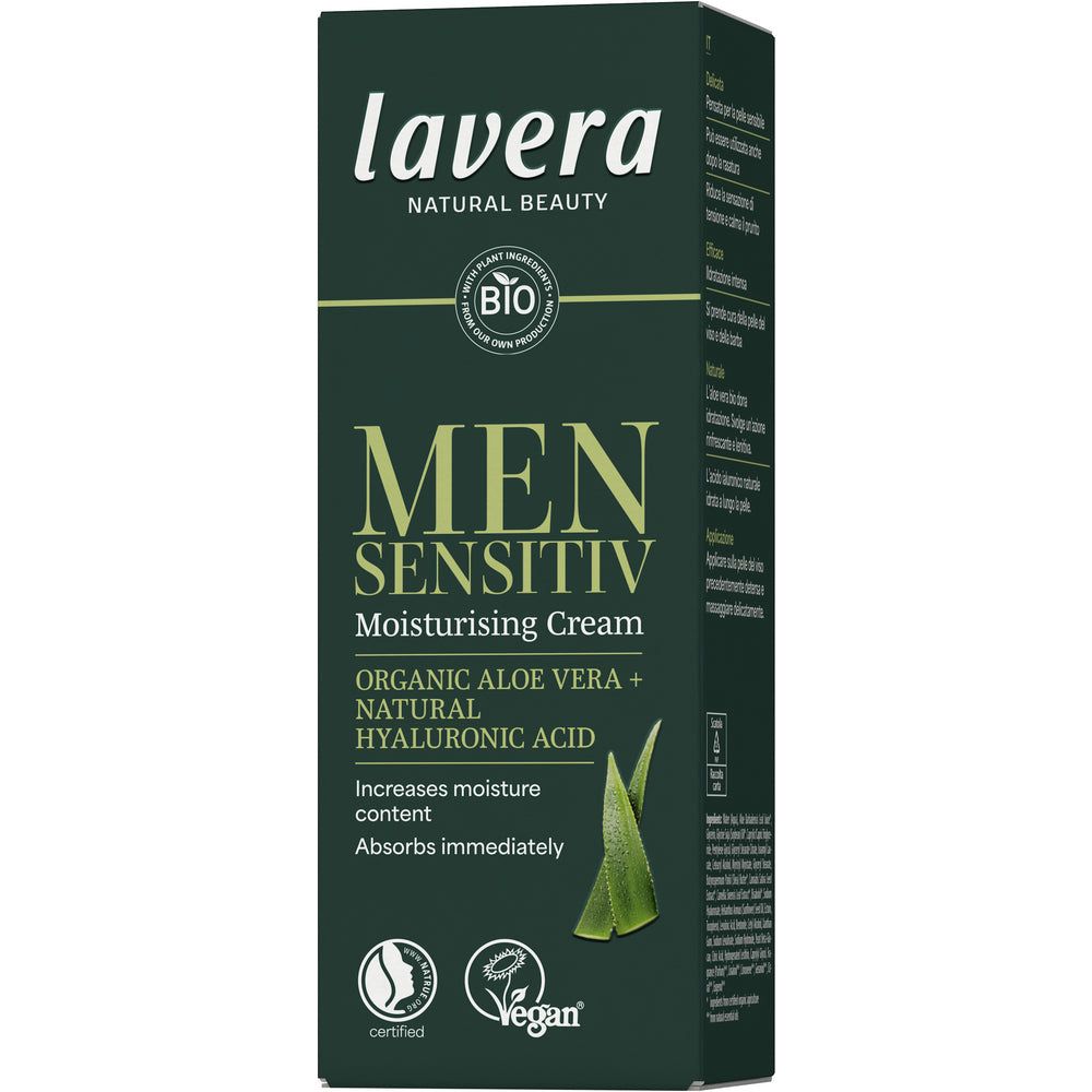 Lavera Men Sensitiv Moisturising Cream; tummanvihreä rasia Lavera Men Sensitiv Moisturising Cream -kosteusvoidetta, kuva aloeverasta ja teksti korostaa luomualoeveraa, hyaluronihappoa, vegaanista koostumusta, bio-sertifiointia ja hyötyjä kuten lisätty kosteus ja nopea imeytyminen; rasia suorakulmainen mattapinnalla; brändinimi lihavoidulla valkoisella groteskikirjasimella yläosassa; ei käsiä tai ihmisiä, tuote tasaisella taustalla.