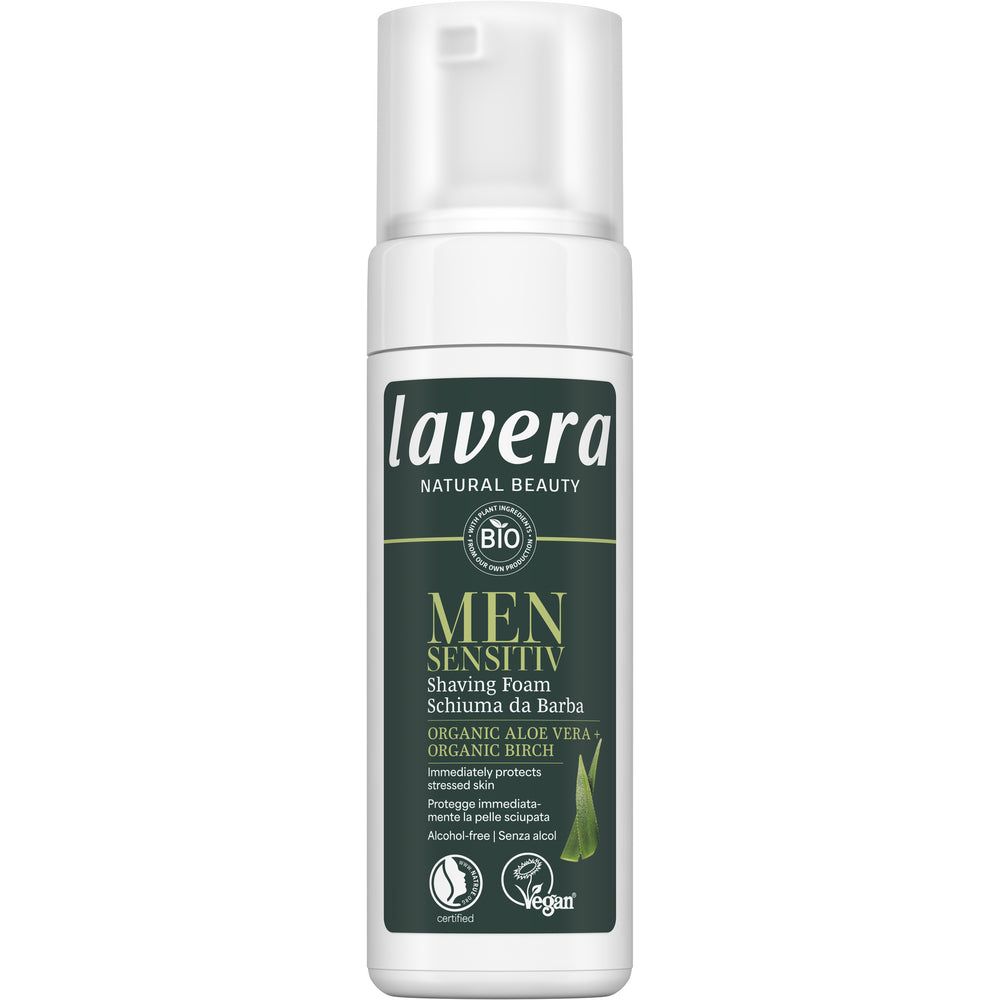 Lavera Men Sensitiv Shaving Foam; Lavera Men Sensitiv Shaving Foam -pullo valkoisella yläosalla ja tummanvihreällä etiketillä, sisältää luomualoeveraa ja koivua, merkitty vegaaniseksi ja alkoholittomaksi; pullo sylinterin muotoinen muovia mattapinnalla; etiketissä luettava tuotenimi ja vegaani- sekä alkoholittomuuskuvakkeet; ei ihmisiä tai käsiä; tausta tasainen, pystyssä seisova tuotekuva.
