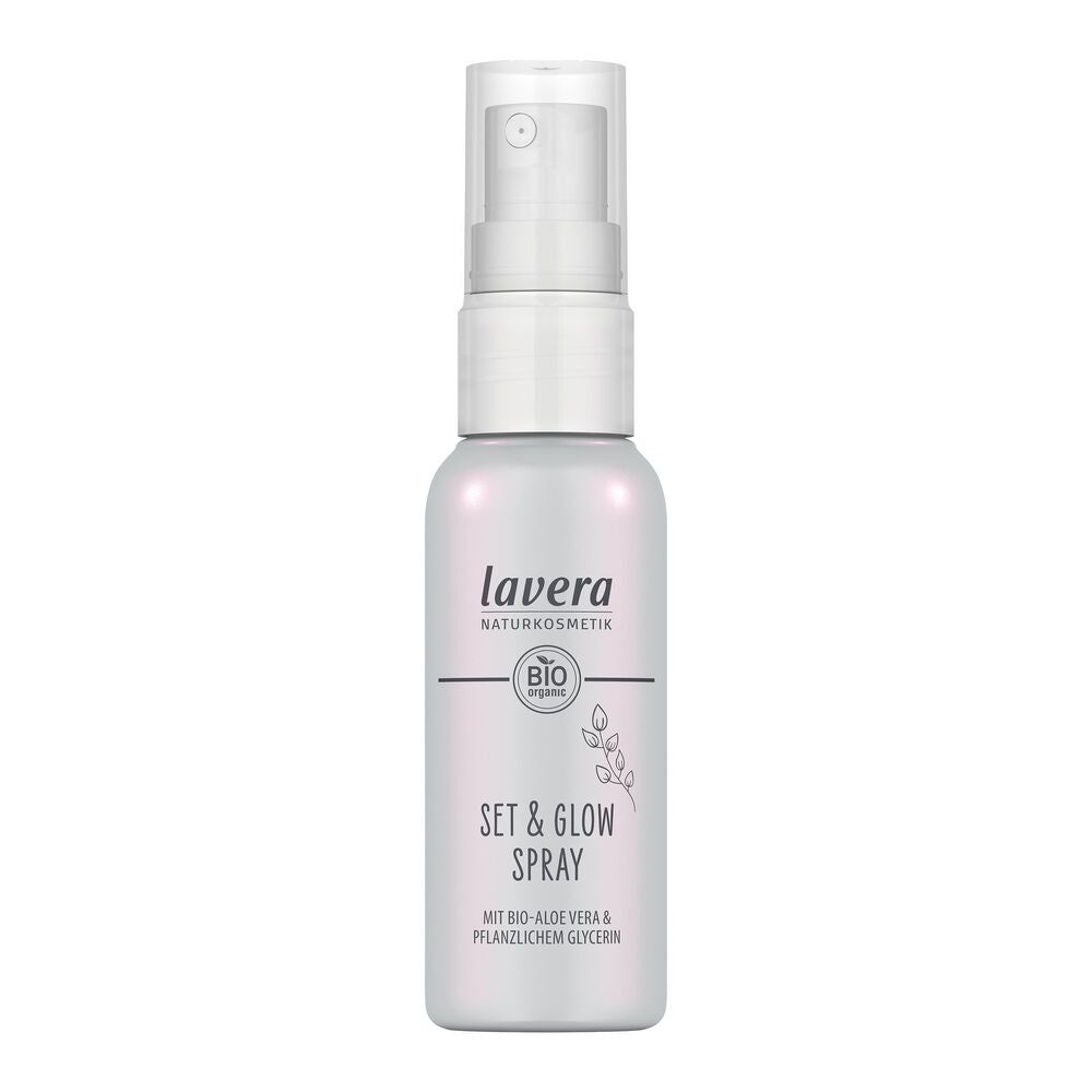 Lavera Set & Glow Spray Meikinkiinnityssuihke; valkoinen pullo Lavera Naturkosmetik Set & Glow Spray -tuotetta kirkkaalla muovikorkilla ja suihkesuuttimella; pinta mattapintainen, lieriömäinen muoto; etiketissä tuotenimi tikkukirjasimella, mainita bio-aloe verasta ja kasviperäisestä glyseriinistä; ei ihmisiä näkyvissä; pullo kuvattu tasaisella taustalla suoraviivaisessa tuotekuvassa.