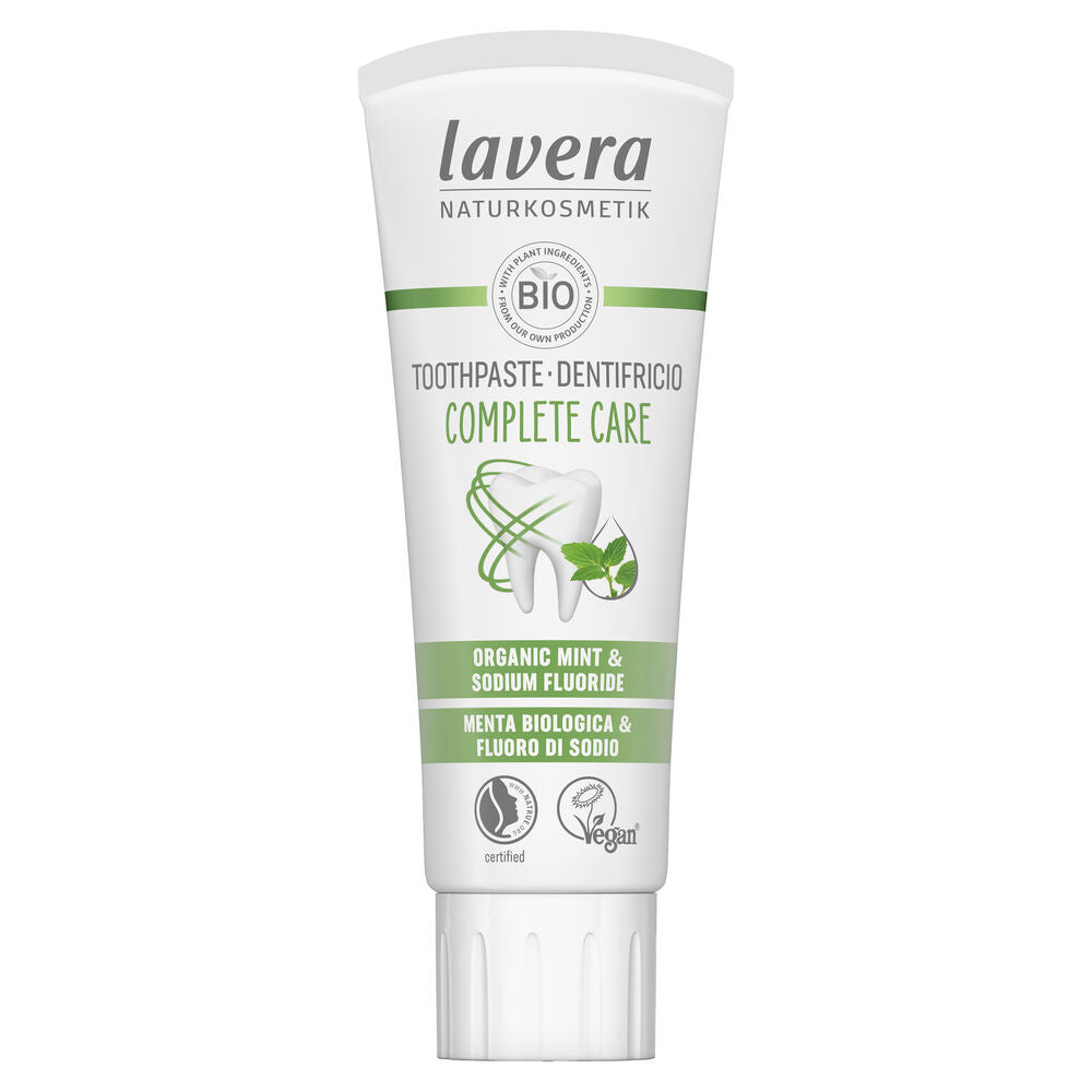 Lavera Complete Care Mint -hammastahnaputkilo luomumintulla ja natriumfluoridilla; vihreä-valkoinen muotoilu, vegaanisuusmerkinnät ja sertifiointilogot sekä kaksikielinen englannin- ja italiankielinen teksti; putkilo on kiiltäväpintaista muovia valkoisella korkilla, suorakaiteen muotoinen pohja ja pyöristetyt reunat, pystyasennossa; groteskikirjasin etusivulla; kuva otettu valkoista taustaa vasten, ei käsiä tai ihmisiä näkyvissä.
