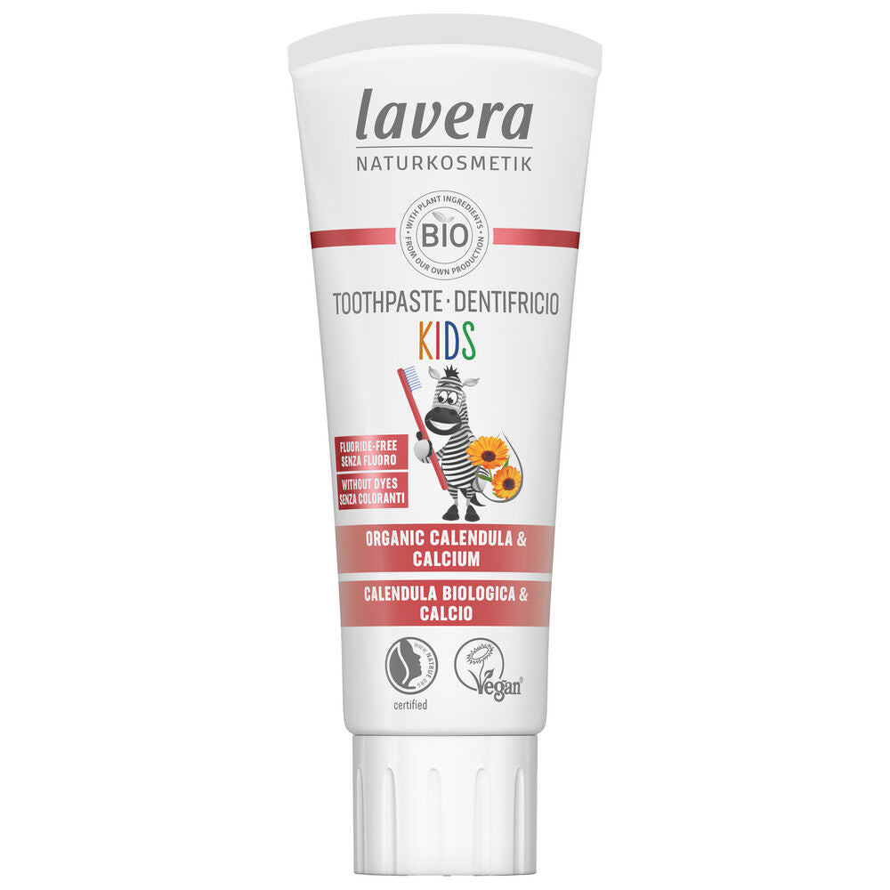 Lavera Kids Fluoride-Free -lastenhammastahnaputkilo luomukehäkukalla ja kalsiumilla, vegaaninen ja sertifioitu; valkoisessa pakkauksessa seepran sarjakuvakuvitus hammasharjan kanssa sekä keltainen kukka; putkilo pystyasennossa kiiltäväpintaista muovia, värikkäät lapsekkaat kuvitukset ja selkeä eriväreillä toteutettu groteskikirjasin; tausta neutraali, ei ihmisiä tai käsiä näkyvissä.