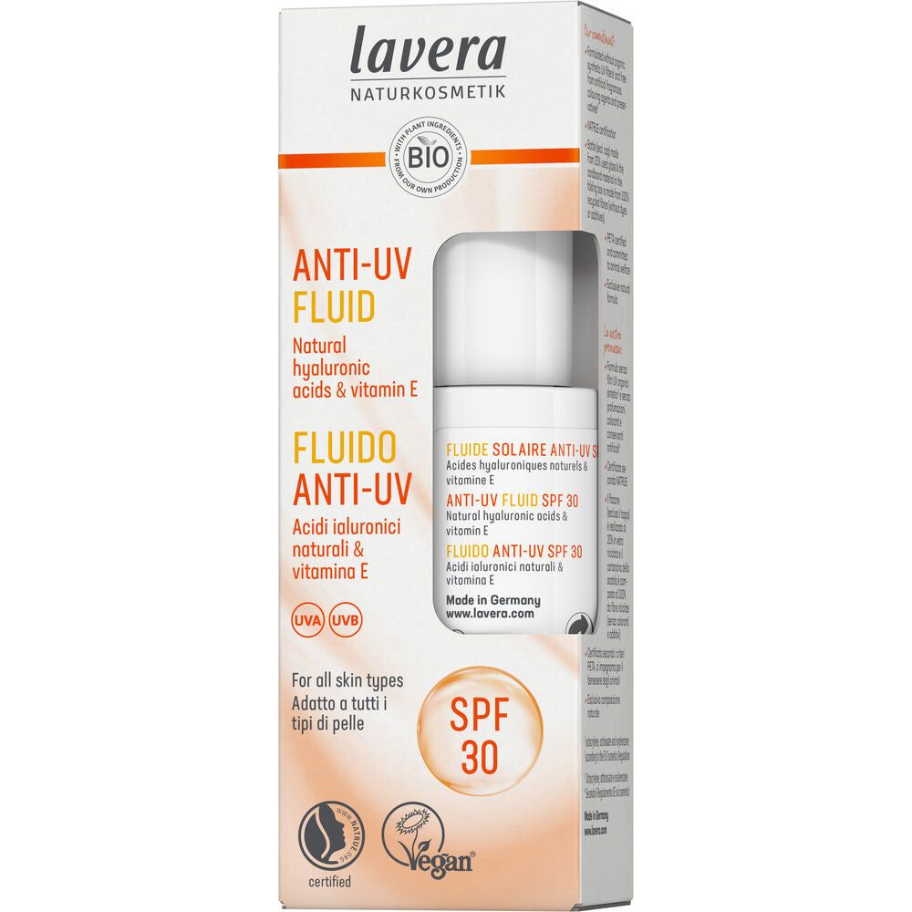 Lavera UV-Suojaemulsio Kasvoille SPF 30; Lavera Anti-UV Fluid SPF 30 -rasia ja pullo; molemmat valkoisia turkoosin- ja oranssinsävyisin tehostein, mattapintaisia; pakkaus suorakaiteen muotoinen; etiketeissä tikkukirjasinta, tuotenimi, ainesosat (luonnollinen hyaluronihappo, E-vitamiini), kuvakkeita vegaanisuudesta ja sertifioidusta luomusta, englannin-, ranskan- ja italiankielistä tekstiä sekä mainitut kaikki ihotyypit; koostumus eläinkokeeton; tausta tasainen studio, ei ihmisiä tai käsiä.