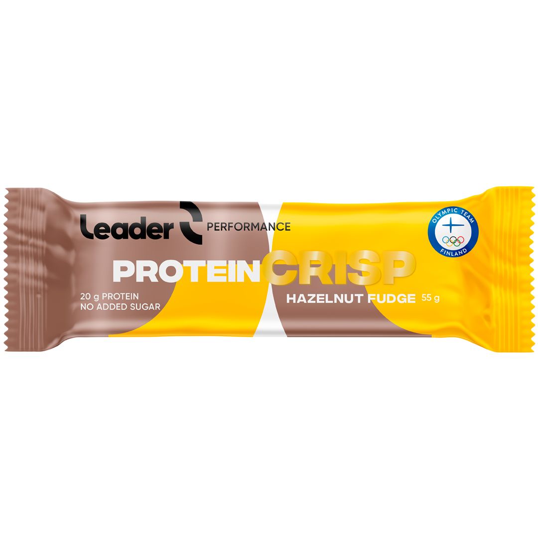 Leader Performance Protein Crisp Hazelnut Fudge; Leader Protein Crisp Hazelnut Fudge -patukka ruskeassa ja keltaisessa mattapintaisessa pakkauksessa, suorakaiteen muotoinen kierretyin ja saumatuin päin; valkoista, lihavoitua tikkukirjasinta näyttää tekstit ”20g protein”, ”no added sugar”, paino 55 g; olympiarenkaiden kuvitus oikealla puolella; kuvassa vain pakattu patukka tasaisella taustalla, ei ihmisiä tai rekvisiittaa.