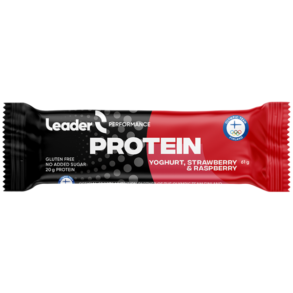 Leader Performance Protein Yoghurt, Strawberry & Raspberry -patukka punaisessa ja mustassa pakkauksessa, jossa jogurtin, mansikan ja vadelman makuyhdistelmä; gluteeniton patukka sisältää 20 g proteiinia eikä lisättyä sokeria; suorakaiteen muotoinen muovikääre on kiiltäväpintainen lihavoidulla valkoisella groteskitekstillä; tausta yksinkertainen, ei ihmisiä tai rekvisiittaa, kuvassa vain pakattu tuote.