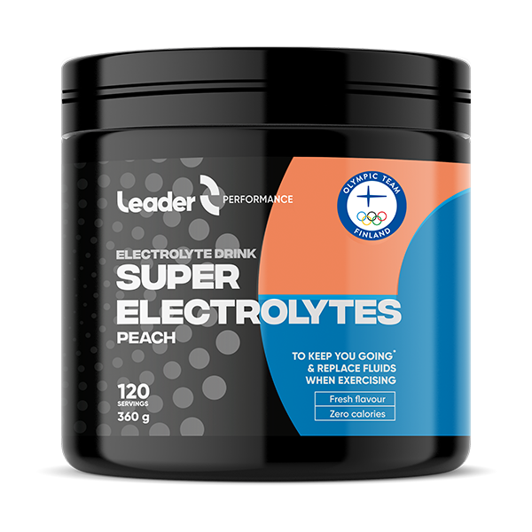 Leader Performance Super Electrolytes Peach, musta sylinterimäinen muoviastia elektrolyyttijuomajauheelle persikanmaussa, 120 annosta, seisoo yksin; mattaetiketti sininen ja oranssi lihavoidulla groteskitekstillä, mukana Suomen olympiajoukkueen tunnus, listaa nolla kaloria ja persikanmaun; ei ihmisiä eikä lisärekvisiittaa näkyvissä, tausta valkoinen.