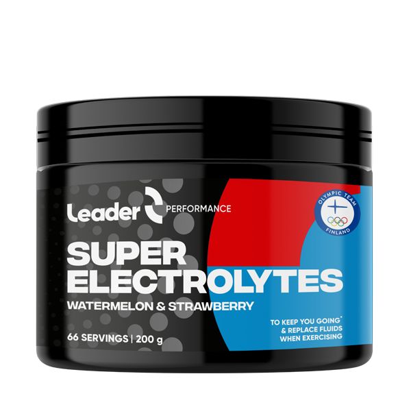 Leader Performance Super Electrolytes Watermelon & Strawberry; musta muoviastia mattapinnalla ja lieriömäisellä muodolla, painettu etiketti suurella groteskitekstillä; etiketissä ”Leader Performance Super Electrolytes Watermelon & Strawberry, 66 servings, 200g” sekä sinisiä, punaisia ja mustia värilohkoja; etusivulla näkyvissä Suomen olympiajoukkueen logo; tausta tasainen, ei ihmisiä tai esineitä näkyvissä.