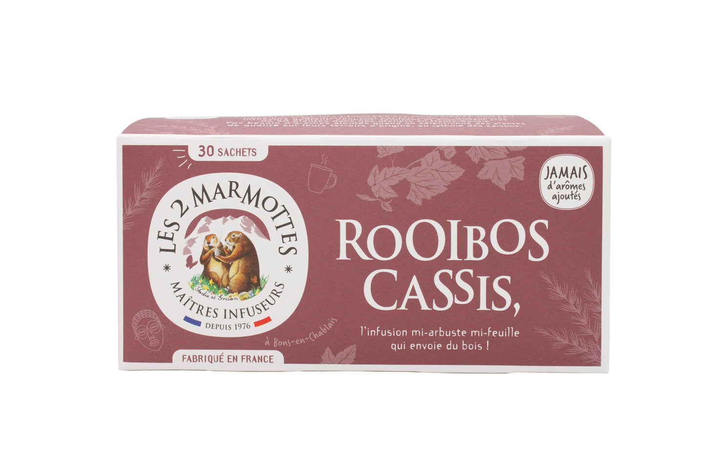 Les 2 Marmottes Rooibos Cassis Luomu Yrttitee: rasia Les 2 Marmottes Rooibos Cassis -teetä 30 pussilla; kartonkipakkaus mattapunaruskealla pinnalla, suorakulmainen muoto terävin reunoin; etuosassa suuri valkoinen groteskiteksti ja kuvitus kahdesta murmelista logossa; tuotetiedot painettu ranskaksi; tuote on avaamaton, ei ihmisiä tai rekvisiittaa näkyvissä.