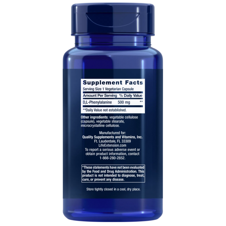 Life Extension D, L-Phenylalanine Capsules; sininen ravintolisäpullo lieriömäisellä muodolla ja kiiltäväpinnalla; valkoisessa etiketissä mustaa selkeää tekstiä tavallisella groteskifontilla, ravintosisältötiedot DL-Phenylalanine 500 mg per kasvipohjainen kapseli, aminohappopitoisuudesta kertoen; muut ainesosat ja valmistajatiedot listattu etiketissä; neutraali tausta, ei ihmisiä tai käsiä, suoraviivainen tuotekuva.