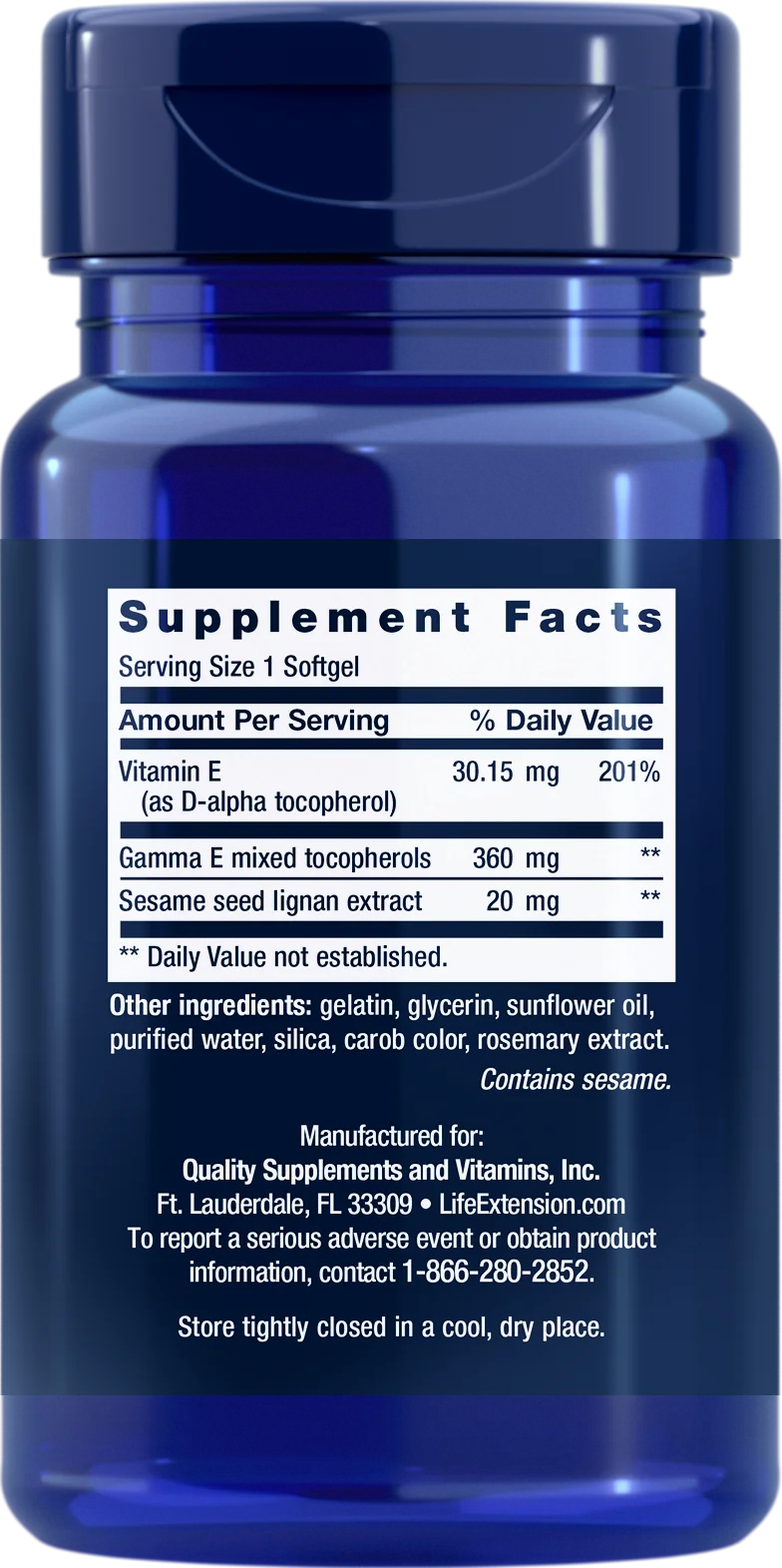 Life Extension Gamma E Mixed Tocopherols with Sesame Lignans; sininen ravintolisäpullo etiketillä, joka näyttää ravintosisältötiedot E-vitamiinille, gamma E -sekatokoferoleille, seesamiensiemenlignaanille ja muille ainesosille; etiketissä mainitaan seesamipitoisuus ja valmistajan yhteystiedot; pullo sylinterimäinen kierrekorkillinen, pinta kiiltävää muovia; etiketti selkeällä groteskifontilla; tausta yksinkertainen, ei ihmisiä eikä käsiä näkyvissä, keskisuuri lähikuva.