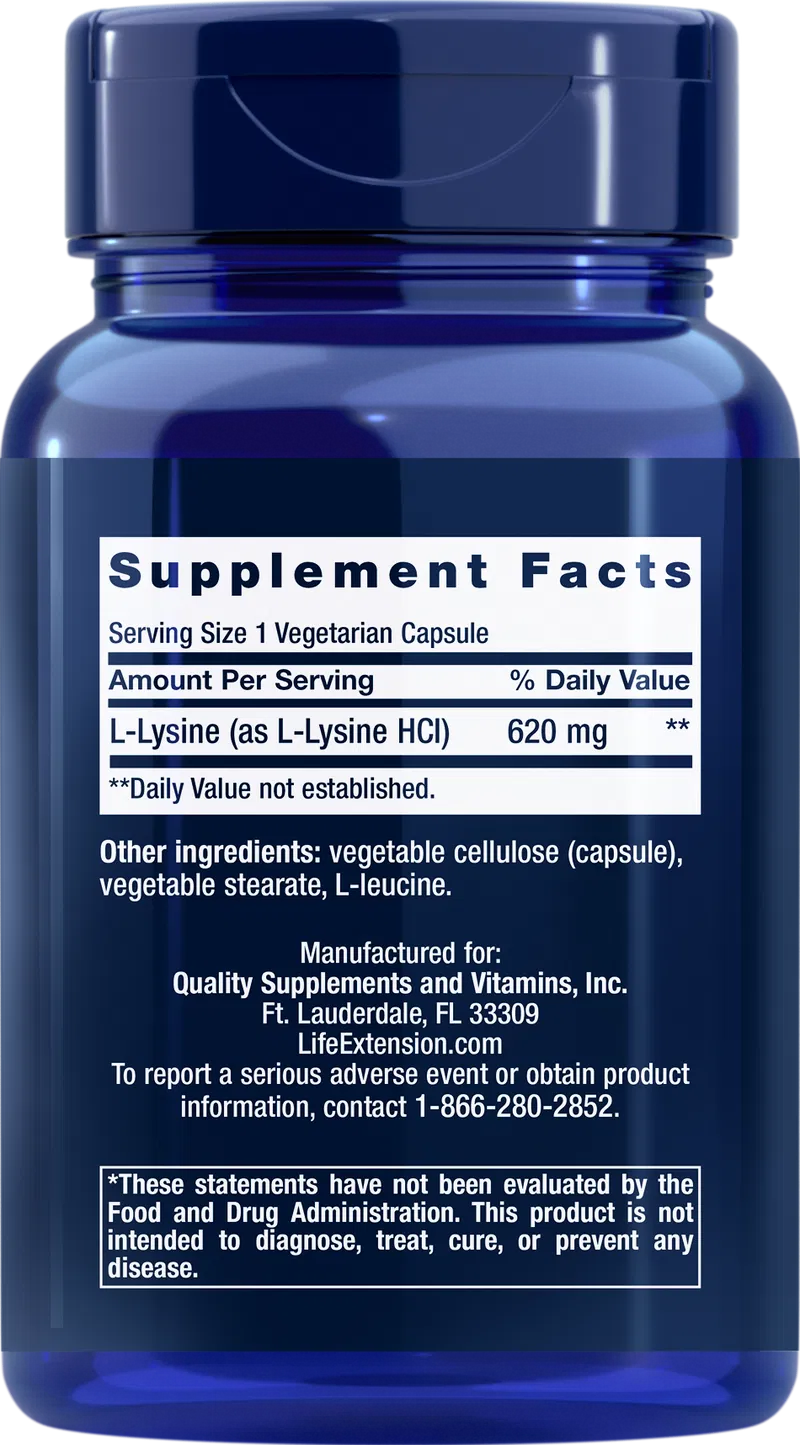 Life Extension L-Lysine; sininen ravintolisäpullo puolikiiltävällä pinnalla, sylinterinmuoto ja valkoinen etiketti; etiketissä lihavoitu groteskiteksti "Supplement Facts" ja L-lysiini 620 mg per annos muiden ainesosien ohella; valmistajan tiedot ja FDA-huomautus alaosassa; yksivärinen tausta, ei ihmisiä tai esineitä näkyvissä.
