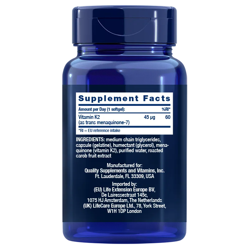 Life Extension Low Dose Vitamin K2; sininen ravintolisäpullo, valkoisessa etiketissä ravintosisältötiedot K2-vitamiinille, ainesosaluettelo ja valmistajan tiedot; etiketissä korostetaan 45 mikrogrammaa K2-vitamiinia per kapseli sekä lisää ravintotietoa; pullo on sylinterinmuotoinen kiiltäväpinnalla, painettu tavanomaisella mustalla groteskitekstillä; kuvattu yksivärisellä taustalla tasaisessa valaistuksessa, ei ihmisiä näkyvissä.