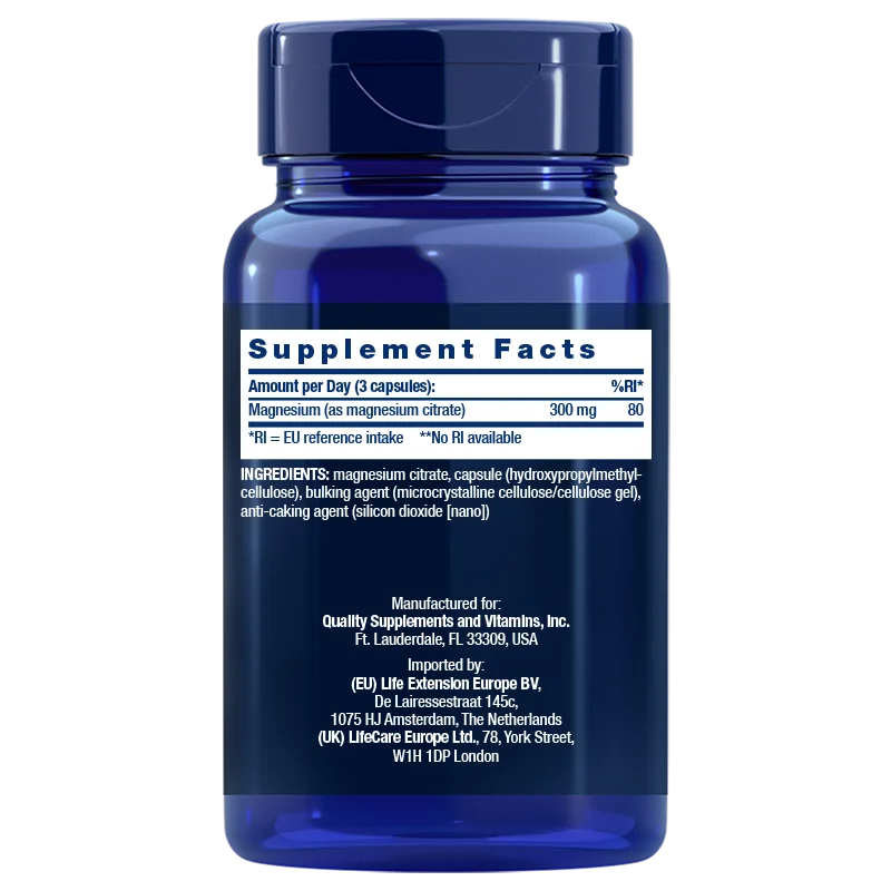 Life Extension Magnesium Citrate 100 mg; sininen ravintolisäpullo kiiltäväpintainen, sylinterimäinen ja kierrekorkillinen; etusivun etiketissä lihavoitu teksti "Supplement Facts", luetellen magnesiumpitoisuuden, ainesosat ja valmistajatiedot pienellä painatuksella; fontti selkeä groteskinen; pullo pystyssä valkoisella taustalla, ei ihmisiä eikä käsiä näkyvissä.
