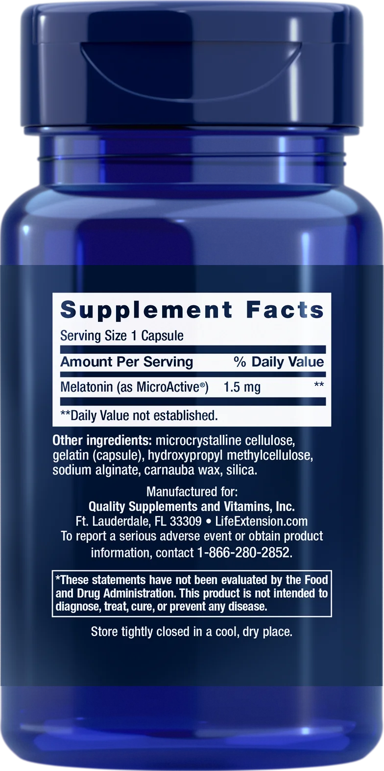 Life Extension Melatonin IR/XR; sininen muovipullo lieriön muotoisena kiiltäväpintaisena; etiketti valkoinen, kiertyy pullon ympäri mustalla painetulla tekstillä tavanomaisessa fontissa lohkoina aseteltuna; ei ihmisiä tai käsiä; tausta vaalea ja hyvin valaistu; etiketti näyttää melatoniinikapseleiden ravintosisältötaulukon, ainesosat, valmistajatiedot ja FDA-huomautuksen sekä melatoniinin hyödyt.