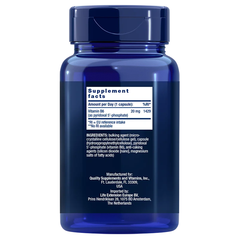 Life Extension Pyridoxal 5-Phosphate Caps 20 mg; sininen sylinterimäinen ravintolisäpullo mattapinnalla ja valkoisella ympärikietoutuvalla etiketillä; etiketissä painettuja ravintosisältötietoja, ainesosaluettelo ja valmistajatiedot englanniksi; lihavoitu teksti korostaa B6-vitamiinia ainesosien joukossa; kuva otettu yksinkertaista taustaa vasten, ei ihmisiä näkyvissä.