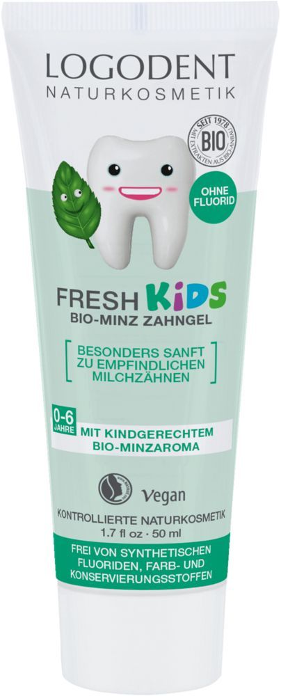 Logona Fresh Kids Hammasgeeli Minttu; tuubi Logodent Naturkosmetik Fresh Kids -luomuminttuhammastahnaa 0–6-vuotiaille, sisältää ksylitolia, merkitty vegaaniseksi, fluoridittomaksi ja hellävaraiseksi herkille maitohampaille, etiketissä hymyilevä hammaskuvitus; tuubi on valkoinen pastellinsinisin ja -vihrein yksityiskohdin, mattapintaista muovia; groteskitekstiä eri lihavuuksin; tuote seisoo pystyssä valkoista taustaa vasten; ei ihmisiä tai käsiä näkyvissä.