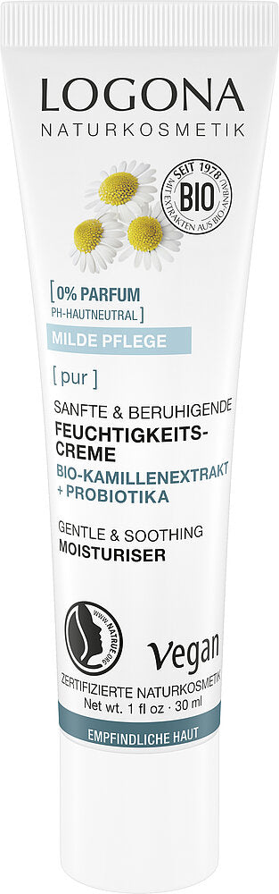 Logona Pur Gentle & Soothing Kasvovoide; tuubi Logona Naturkosmetik gentle & soothing -kosteusvoidetta kamomillauutteella, merkitty vegaaniseksi ja luomuksi, 30 ml, tarkoitettu herkälle iholle; tuubi seisoo pystyssä, valkoinen vihrein ja keltaisin yksityiskohdin, mattapintainen ja koristeltu painetuilla kamomillankukilla; groteskiteksti kertoo tuotenimen ja ominaisuudet; pakkausmateriaali vaikuttaa muoviselta; ei rekvisiittaa tai ihmisiä näkyvissä, kuvattu yksiväristä taustaa vasten.