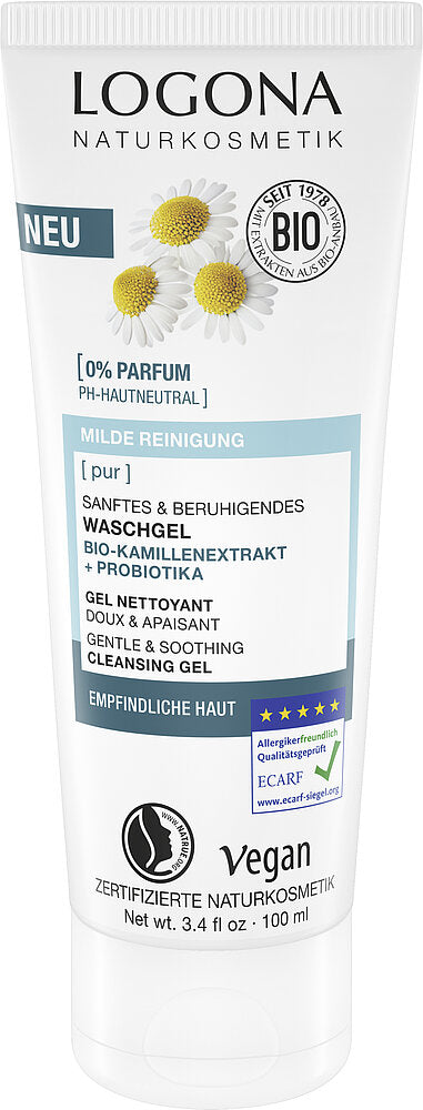 Logona Pur Gentle & Soothing Pesugeeli; tuubi Logona Naturkosmetik gentle -puhdistusgeeliä kamomillauutteella ja probiooteilla herkälle iholle; sylinterinmuotoinen valkoinen tuubi on mattapintainen sinisin ja vihrein yksityiskohdin, koristeltu painetuilla kamomillankukilla; tuotenimi lihavalla groteskilla, pienempi teksti alla kuvaa käyttöä herkälle iholle; vegaani- ja luomusertifikaattimerkit etiketissä; ei ihmisiä tai käsiä näkyvissä, kuvattu suoraan edestä yksiväristä taustaa vasten.