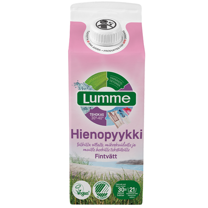 Lumme Hienopyykki; vaaleanpunainen ja valkoinen pakkaus Lumme-pyykinpesuainetta tekstillä ”Hienopyykki”, vegaani- ja ympäristömerkkejä, ruohokuvitusta ja pesulämpötilasuositus 30–40 °C hellävaraiseen hoitoon; pinta mattapintainen selkein painetuin grafiikoin; muoto suorakaiteen muotoinen kaadinkorkilla yläosassa; etikettiteksti siistillä groteskikirjasimella eri kokoina; ei ihmisiä tai käsiä; tausta tasainen.