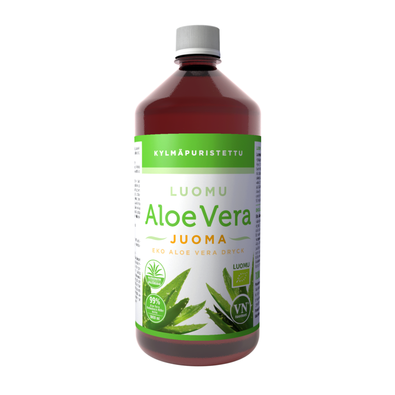 Luomu Aloe Vera Juoma -pullo; ruskea muovipullo harmaalla korkilla, suomalainen luomualoe vera -juoma, pinta mattapintainen; etiketti vihreä ja valkoinen, kuvia aloe vera -lehdistä ja ympäristöystävällisiä ikoneita sekä luettavaa luomuraaka-ainetietoa; tekstausvapaata fonttia etiketissä; ei ihmisiä tai käsiä kuvassa; tausta yksinkertainen, koko tuote näkyvissä.