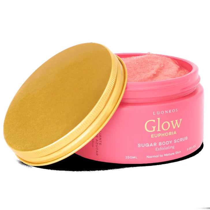 Luonkos Euphoria Sugar Body Scrub; avattu vaaleanpunainen purkki Luonkos Glow Euphoria Sugar Body Scrub -sokerikuorintaa, kultainen kansi nojaten sitä vasten, paljastaen vaaleanpunaisen, kuohkean kuorintatuotteen sisällä; purkki pyöreä mattapinnalla; etiketissä groteskitekstiä: for normal to mature skin ja 250 ml; ei ihmisiä; neutraali tausta, tuote keskitettynä kuvaan.