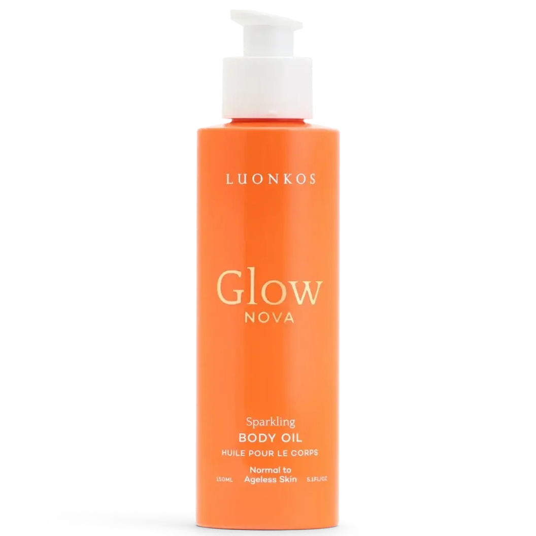 Luonkos Glow Nova Body Oil; oranssi pullo Luonkos Glow Nova Sparkling Body Oil -vartaloöljyä valkoisella pumppukannella; lieriömäinen muoto, mattapinta; painetussa etiketissä tuotenimi, tilavuus (150 ml) ja lyhyt kaavan kuvaus normaalille tai ikääntymättömälle iholle sopivaksi, englanniksi ja ranskaksi; groteskifontti; ei ihmisiä tai käsiä; neutraali tausta.