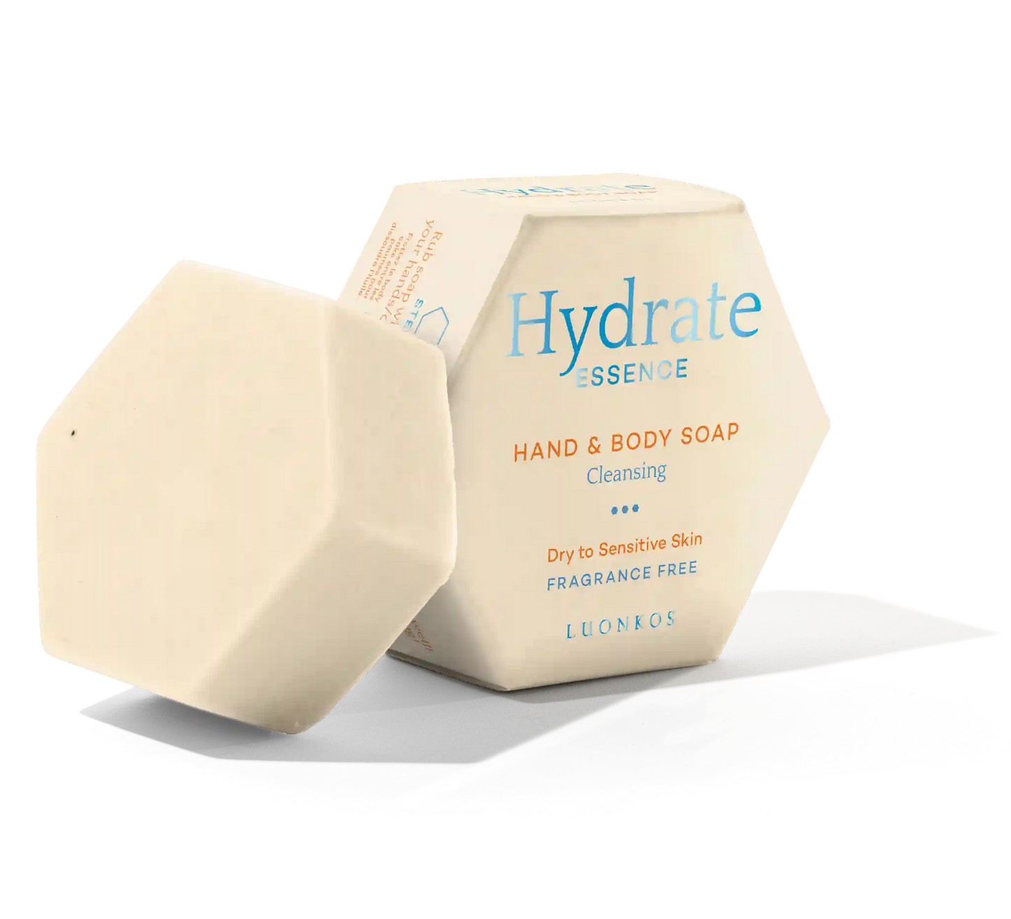 Luonkos Hydrate Essence Hand & Body Soap; kuusikulmainen saippuapala esillä yhteensopivan kuusikulmaisen rasian edessä, tekstillä ”Hydrate Essence Hand & Body Soap, Cleansing, Dry to Sensitive Skin, Fragrance Free” valmistaja Luonkos; saippua mattapintainen ja neutraalinvärinen; rasiassa tikkukirjasintypografiaa mustana vaalealla pohjalla; ei ihmisiä tai käsiä näkyvissä; kuvausympäristö neutraali ja pelkistetty tasaisessa valaistuksessa.