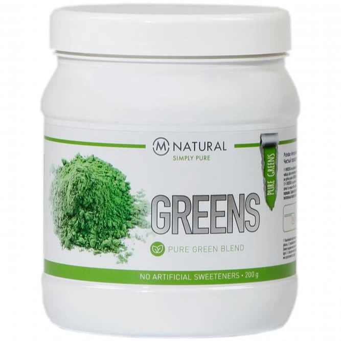 M-Natural Greens -viherjauhe; valkoinen lieriömäinen muovipurkki mattapinnalla, vihreää ja mustaa tekstiä sekä vihreä logo; etiketissä Natural Simply Pure Greens, Pure Green Blend, No Artificial Sweeteners, 200 g; purkin vieressä vihreää irtojauhetta; valkoinen tausta, ei ihmisiä.