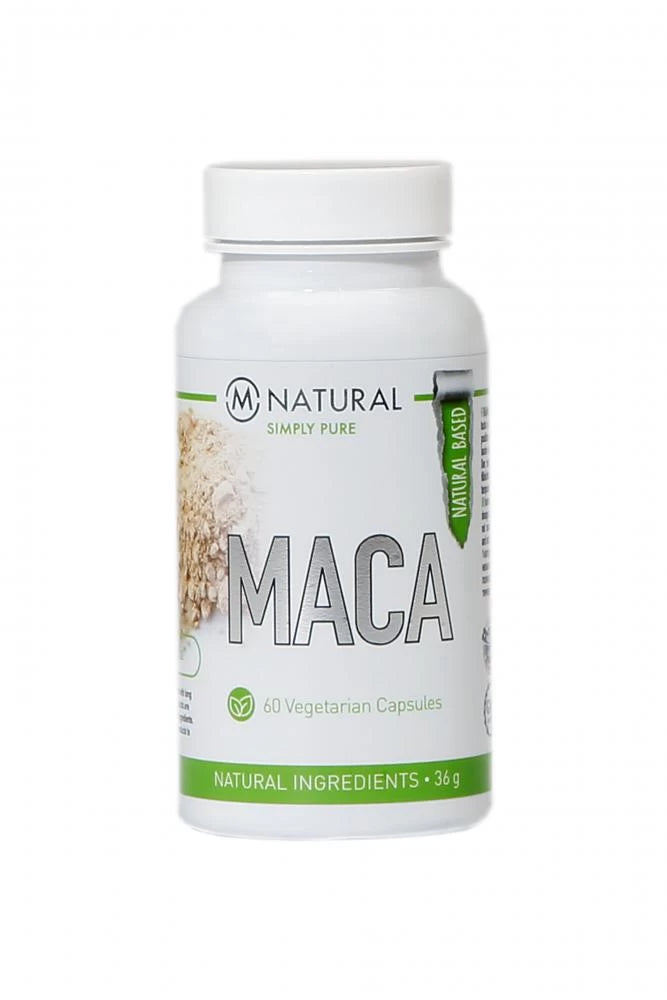 M-Natural Maca 600 mg: valkoinen sylinterimäinen muovipullo mattapinnalla, vihreä-valkoinen etiketti; etiketissä tuotenimi "Maca", Natural Simply Pure -brändäys, kapselimäärä 60 ja kuva maca-juuresta vasemmalla puolella; teksti on selkeää groteskikirjasinta; ei ihmisiä tai käsiä näkyvissä; tausta on yksinkertainen ja neutraali, pullo kuvattu edestäpäin.