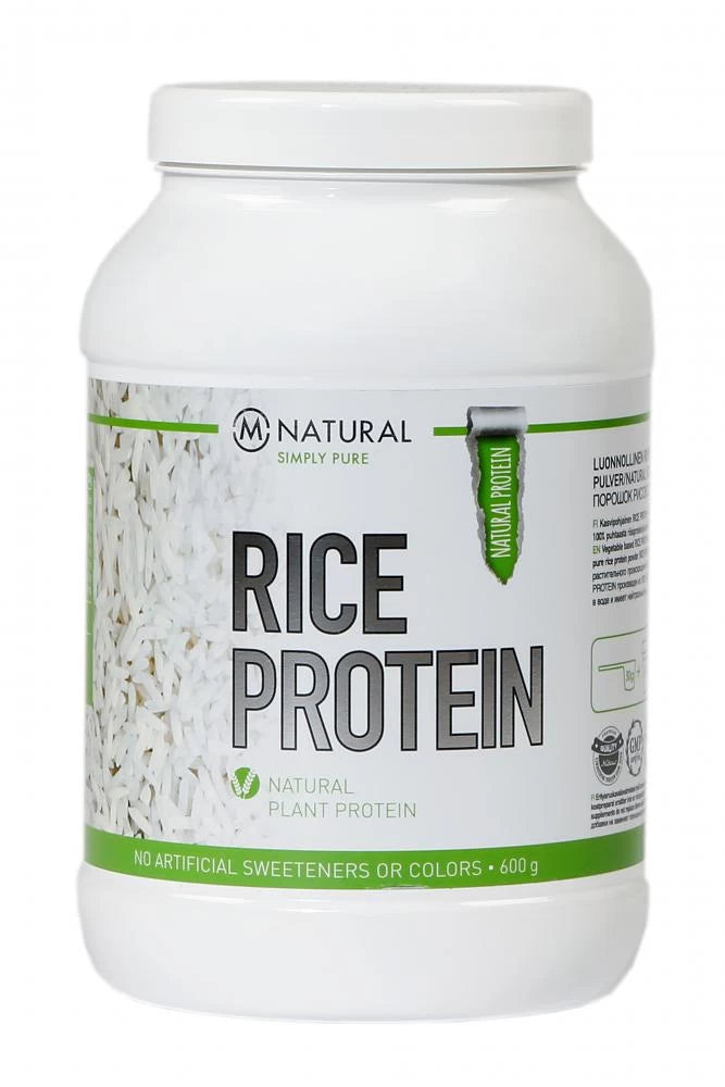 M-Natural Rice Protein -riisiproteiinijauhe; valkoinen lieriömäinen purkki vihreällä mattaetiketillä, jossa painettuja riisinjyväkuvia; teksti kertoo 600g kasvipohjaisesta proteiinista ilman keinotekoisia makeutus- tai väriaineita; kuvattu vaalealla taustalla ilman ihmisiä.