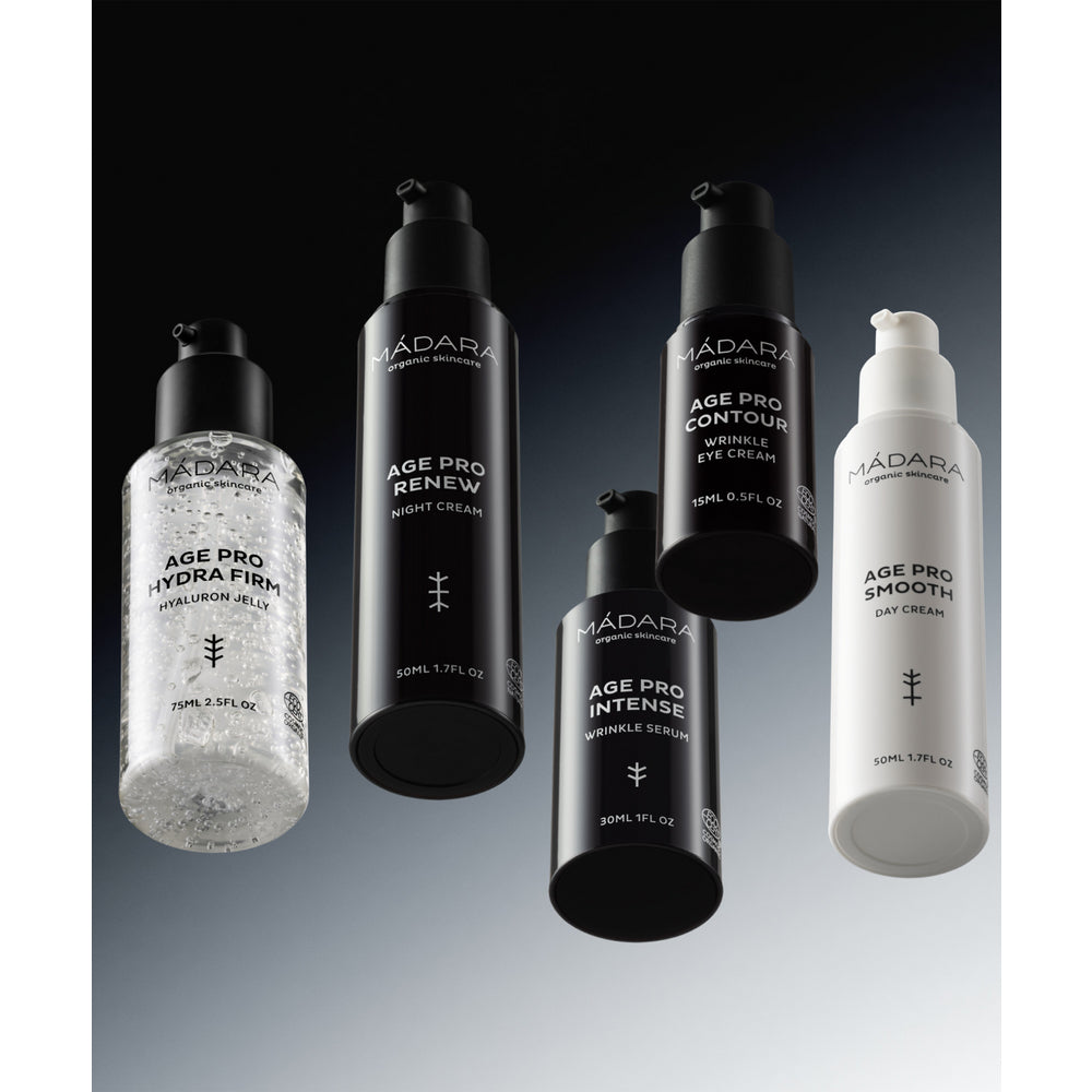 Madara AGE PRO Renew Night Cream; viisi MADARA-ihonhoitotuotetta, Age Pro Hydra Firm, Renew, Contour, Intense ja Smooth, on aseteltu vinoittain mustasta harmaaseen liukuvärjättyä taustaa vasten; tuubit ovat sylinterinmuotoisia matta- tai puolikiiltäväpintaisia harmaan ja helmeäisen eri sävyissä; pakkauksissa modernia groteskitypografiaa; ei ihmisiä tai rekvisiittaa näkyvissä; silmän tasolta kuvattu tuotekuva, jossa jokaisen tuotteen etiketti näkyy selvästi.