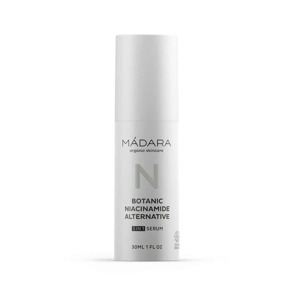 Madara Botanic Niacinamide Alternative 5in1 Serum; valkoinen pullo, jossa lukee MÁDARA Botanic Niacinamide Alternative 5 in 1 Serum, 30 ml, seisoo pystyssä valkoista taustaa vasten; pullo on sylinterinmuotoinen mattapinnalla ja yhteensopiva korkki; groteskiteksti on pystysuunnassa aseteltuna ja selkeästi luettavissa etuetiketissä; ei ihmisiä, käsiä tai muita esineitä näkyvissä.