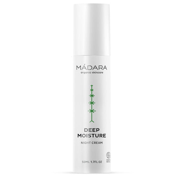 Madara Deep Moisture Night Cream; valkoinen pullo MÁDARA Deep Moisture Night Cream -yövoidetta, 50 ml, vihreällä kasvikuvituksella ja mustalla tekstillä etupuolella; pullo sylinterin muotoinen mattapinnalla ja pumppuannostelijalla; etiketissä lihavoitu suuraakkosin groteskikirjasin; tausta valkoinen ilman näkyvää ympäristöä tai rekvisiittaa; ei ihmisiä tai käsiä kuvassa.