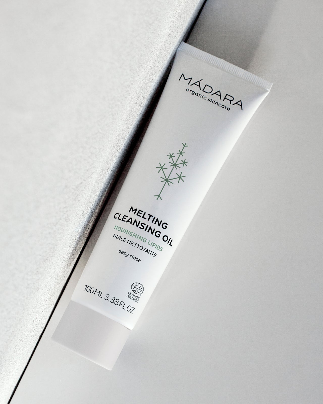 Madara Melting Cleansing Oil -putkilo viistosti valkoisella pinnalla