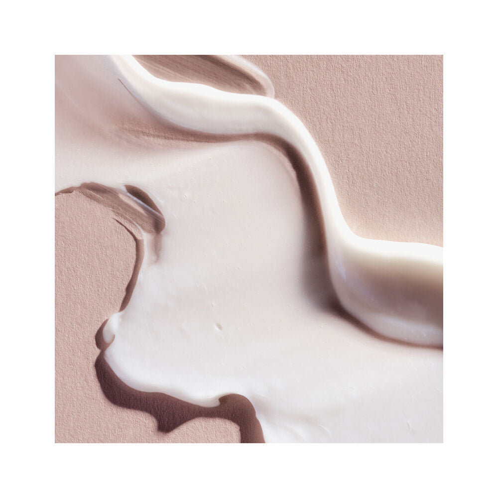 Madara SOS+ SENSITIVE Moisturiser; lähikuva kermaisesta, vaaleanbeigestä kosteusvoiteesta, joka on pyöritetty sileäksi pehmeän vaaleanpunaisen tekstuuripintaisen alustan päällä; ei näkyvää säiliötä tai pakkausta; ei tekstiä, etikettejä tai typografiaa näkyvissä; voiteen pinta on kiiltävä ja sileä; tausta on yhtenäinen, pehmeästi tekstuuripintainen vaaleanpunainen materiaali; ei ihmisiä tai käsiä kuvassa.