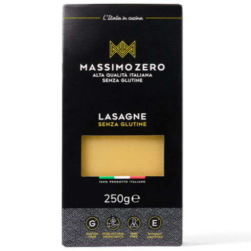 Massimo Zero Gluteeniton Lasagne; musta laatikko Massimo Zero -gluteenitonta lasagnepastaa, 250 g; suorakulmainen laatikko on mattapinnalla ja siinä pieni läpinäkyvä ikkuna, josta näkyy litteitä pastalevyjä; kultaista ja valkoista italiankielistä groteskitekstiä sekä Italian lippu, lisäksi kuvakkeet gluteenittomuudesta ja toisesta laatumerkinnästä; ei ihmisiä tai ympäristöä näkyvissä, tausta yksivärinen.