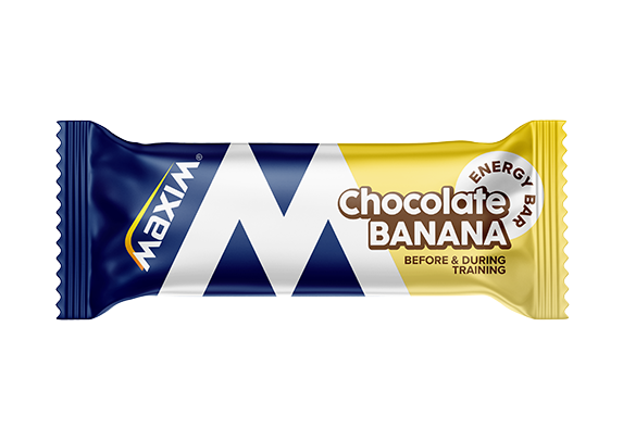 Maxim Energy Bar Chocolate Banana; käärepatukka merkitty Chocolate Banana, sini-keltaisessa pakkauksessa; kääre on mattapintainen erottuvin väril lohkoin ja lihavoidulla groteskikirjasimella tuotenimessä ja etikettitekstissä; näkyvissä ilmaisut "Before & During Training" ja "Energy Bar"; pakkaus on suorakulmainen saumatuin päin; ei ihmisiä tai käsiä näkyvissä; tausta yksivärinen, kuva näyttää koko tuotteen etupuolen.