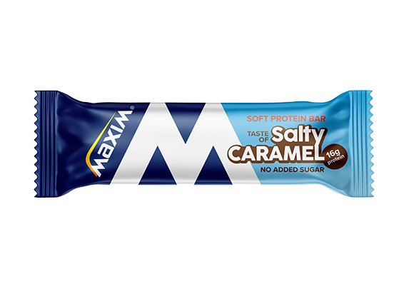 Maxim Soft Protein Bar Salty Caramel; suolainen karamelli-proteiinipatukka sinisessä pakkauksessa lihavoidulla valkoisella M-kirjaimella ja tekstillä "No Added Sugar" ja "15g Protein"; kääre on suorakulmainen mattapinnalla, pääosin sininen valko- ja karamellinvärisin yksityiskohdin; typografia on lihavoitua groteskia; tuote lepää yksivärisellä taustalla, ei ihmisiä tai käsiä näkyvissä, kuvattu ylhäältä lähietäisyydeltä.