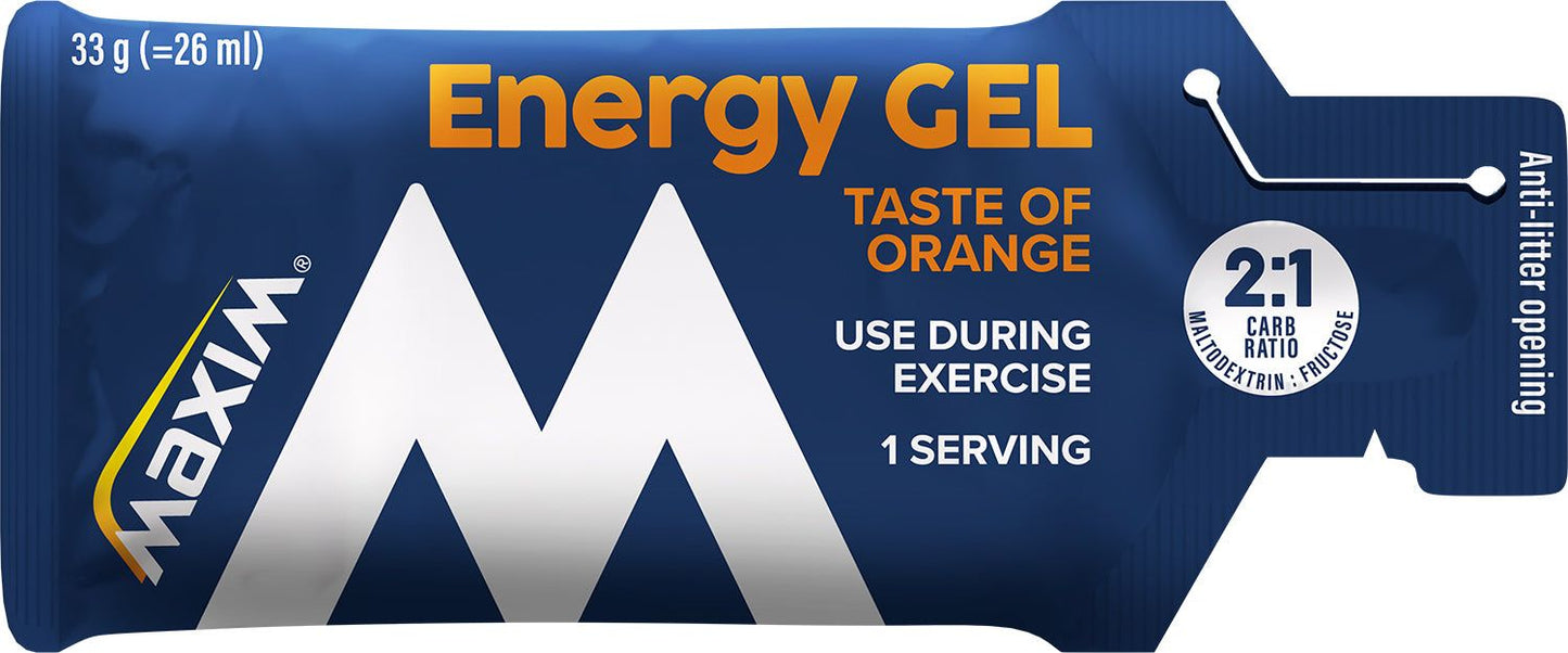 Maxim Energy Gel Orange; sininen ja oranssi pussi tekstillä "Energy Gel" appelsiinin maulla; pakkauksessa logo, roskaton avausmekanismi ja korostettu 2:1 hiilihydraattisuhde; teksti mainitsee käytön liikunnan aikana ja 1 annoksen; mattapintainen muovipussi tasaisella yläreunalla, suorakulmainen kavennetuin päin, lihavoitu valkoinen groteskiteksti värillisillä paneeleilla; valkoinen tausta, ei ihmisiä tai käsiä kuvassa.