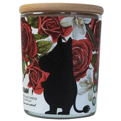 MiLu Muumi Tuoksukynttilä Candle Rose & Vanilla: lasipurkkikynttilä puukannella, koristeltu punaisin ruusuin, valkoisin kukin ja mustalla suositun Muumi-hahmon siluetilla etuosassa; sylinterimäinen purkki on kirkas ja sileäpintainen, ilman näkyvää etikettitekstiä; muuta pakkausta ei näy; tausta on kokonaan valkoinen, ei ihmisiä tai käsiä näkyvissä.