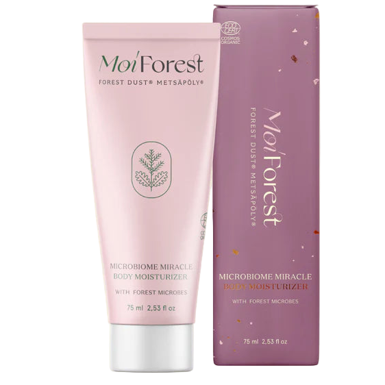 Moi Forest Microbiome Miracle Body Moisturizer; tuubi ja pakkaus Moi Forest Microbiome Miracle -vartalovoidetta metsän mikrobein ja mikrobiomia tukevin ainesosin, koko 75 ml, seisoo pystyssä valkoista taustaa vasten; molemmat mattapintaisia, tuubi keskisävyinen minimalistisella groteskitekstillä, pakkaus suorakaiteen muotoinen vastaavalla tekstillä; ei ihmisiä tai käsiä kuvassa.